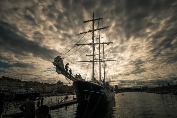 Le Kraken, grand voilier trois mats amarré au Vieux-Port de Marseille