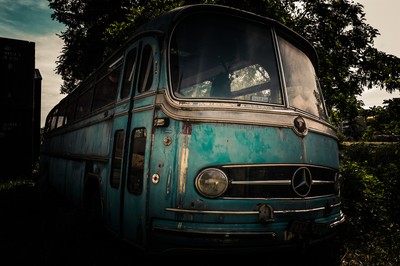 Ancien combi Mercedes-Benz patiné photographié à Marseille