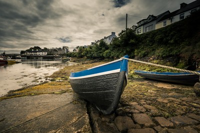 Barque sur le rivage du port de Roundstone dans le Connemara en Irlande