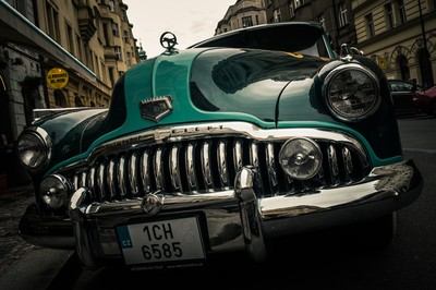Buick Super Eight photographiée à Prague, gros plan sur la calandre chromée dans une rue historique