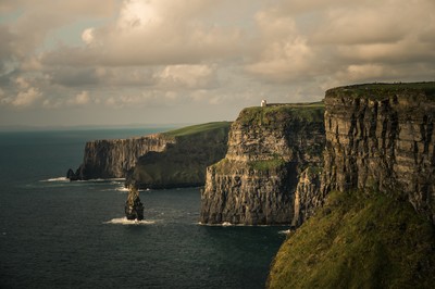 Vue des Cliffs of Moher en Irlande avec O’Brien’s Tower, Branaunmore Sea Stack