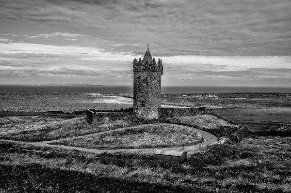 Doonagore Castle à Doolin en Irlande, tour médiévale dominant l’océan Atlantique et les paysages sauvages du comté de Clare
