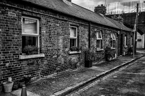 Cottages en briques d’Erne Terrace Rear à Dublin près de Pearse Street sous les voies ferrées