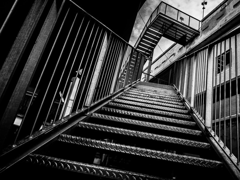 Escalier métallique industriel à la Friche la Belle de Mai à Marseille
