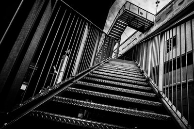 Escalier métallique industriel à la Friche la Belle de Mai à Marseille