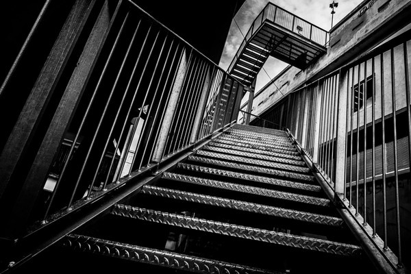 Escalier métallique industriel à la Friche la Belle de Mai à Marseille