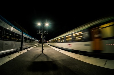 Train en mouvement sur les quais de la gare Saint-Charles à Marseille de nuit