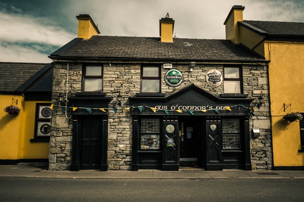 Photographie de la façade de Gus O’Connor’s Pub à Doolin en Irlande, pub traditionnel en pierre sur Fisher Street