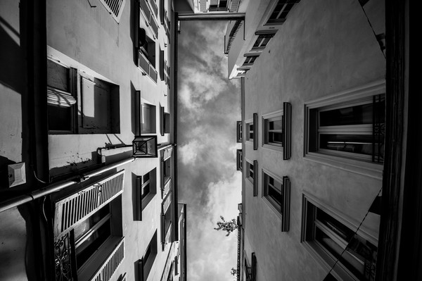 Vue verticale du passage Geffroy-Didelot à Paris, avec façades des Batignolles, fenêtres, volets et ciel