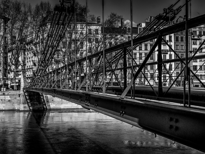 Passerelle Saint-Vincent à Lyon au-dessus de la Saône, avec structure métallique, quais et façades anciennes en arrière-plan