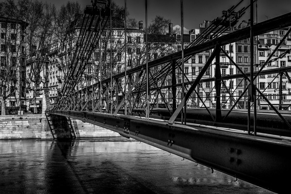 Passerelle Saint-Vincent à Lyon au-dessus de la Saône, avec structure métallique, quais et façades anciennes en arrière-plan