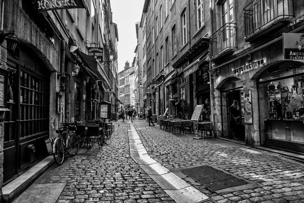 Rue Saint-Jean dans le Vieux Lyon avec pavés, façades anciennes, terrasses de restaurants