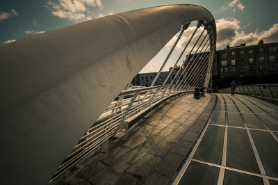 Pont Samuel Beckett à Dublin dans les Docklands, avec son pylône blanc en forme de harpe au-dessus de la River Liffey