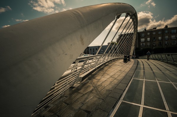 Pont Samuel Beckett à Dublin dans les Docklands, avec son pylône blanc en forme de harpe au-dessus de la River Liffey