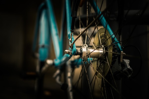 Détail d’une roue de vélo avec rayons et moyeu en gros plan