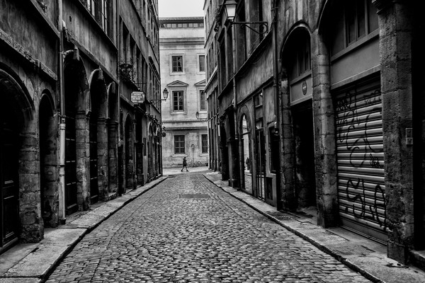 Photo de la rue Lainerie dans le Vieux Lyon avec pavés, façades anciennes
