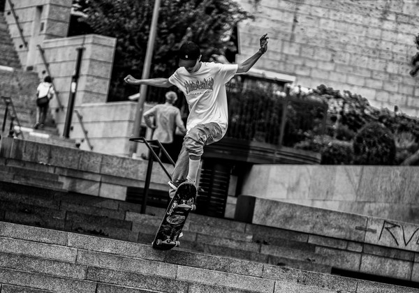 Skateur en plein saut sur les marches de la Place Villeneuve-Bargemon à Marseille, près du Vieux-Port