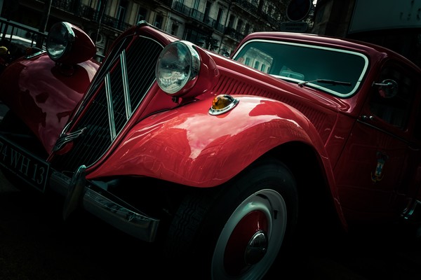 Citroën Traction Avant sur la Canebière à Marseille devant la caserne de pompiers lors d’une journée portes ouvertes