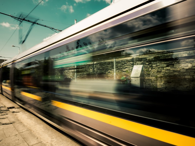 Tramway en mouvement dans une rue de Dublin en Irlande