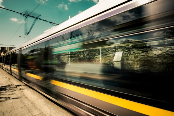 Tramway en mouvement dans une rue de Dublin en Irlande