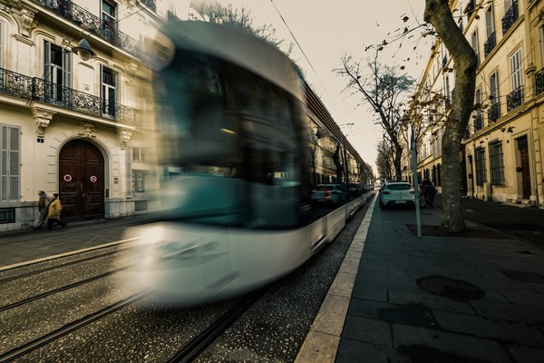 Tramway de Marseille en mouvement sur le boulevard Longchamp avec façades anciennes et rails