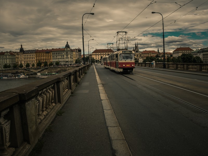 Tramway sur le pont Palacky à Prague avec vue sur la Vltava et les quais historiques
