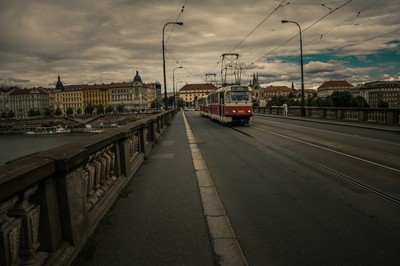 Tramway sur le pont Palacky à Prague avec vue sur la Vltava et les quais historiques