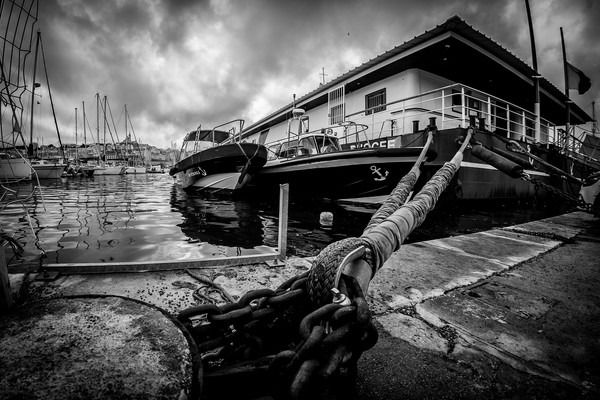Vieux-Port de Marseille avec bateaux, cordages vue de la consigne sanitaire